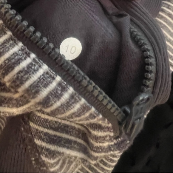 Lululemon - Picture 3 of 3